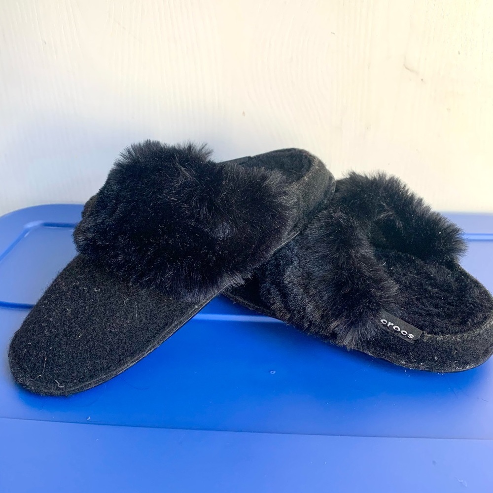 Very Comfy Fluffy Luxe Crocs Slippers